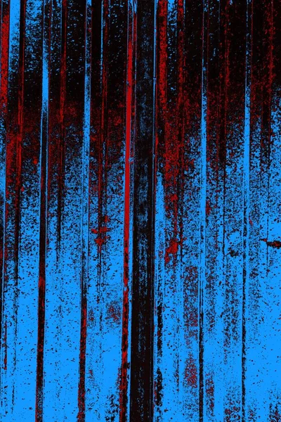 Oluklu metal levha çit görevi görüyor, dikey çizgilere yatay görünüm