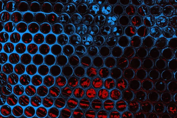 Koyu renkli ses, arka planda çatlaklar olan grunge duvar dokusu