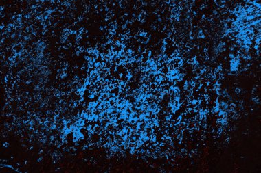 Koyu renkli ses, çatlak ve arkaplanı su sıçratan grunge duvar dokusu