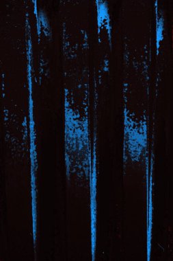 Oluklu metal levha çit görevi görüyor, dikey çizgilere yatay görünüm