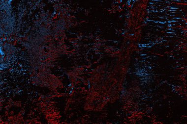 Kırık tarih arkaplanı olan kırmızı, mavi ve siyah grunge duvar