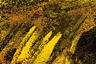 Kırmızı sarı ve siyah renkli kirli duvar, desenli arka plan.