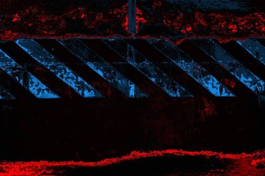 Beton duvar, sarı arka planda siyah çizgiler.