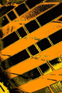 Kırmızı sarı ve siyah renkli kirli duvar, desenli arka plan.