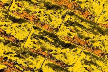 Kırmızı sarı ve siyah renkli kirli duvar, desenli arka plan.