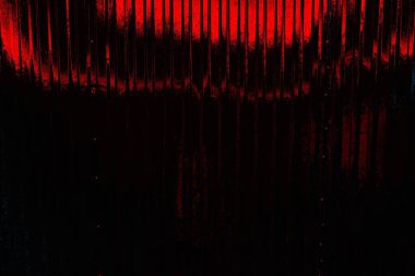 Boyalı ve kıvrımlı metal levhalar çit görevi görür, dikey çizgilere yatay görünüm