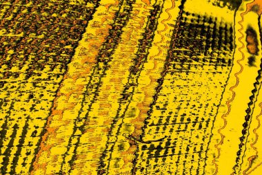 Kırmızı sarı ve siyah renkli kirli duvar, desenli arka plan. 