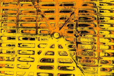 Kırmızı sarı ve siyah renkli kirli duvar, desenli arka plan.