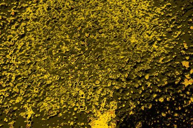 Kırmızı sarı ve siyah renkli kirli duvar, desenli arka plan.