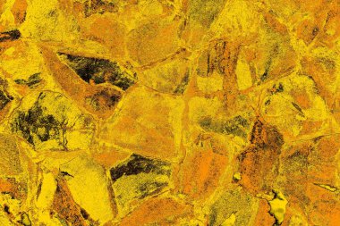 Kırmızı sarı ve siyah renkli kirli duvar, desenli arka plan.