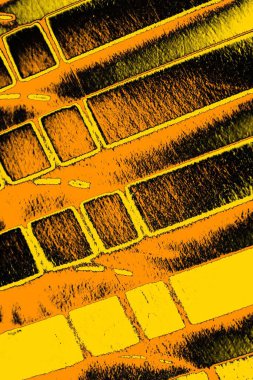 Kırmızı sarı ve siyah renkli kirli duvar, desenli arka plan.