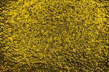 Kırmızı sarı ve siyah renkli kirli duvar, desenli arka plan.