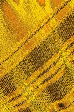 Kırmızı sarı ve siyah renkli kirli duvar, desenli arka plan.