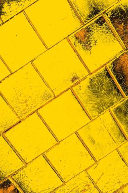 Kırmızı sarı ve siyah renkli kirli duvar, desenli arka plan.