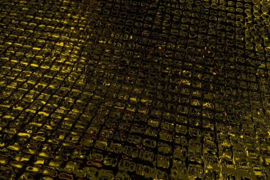 Kırmızı sarı ve siyah renkli kirli duvar, desenli arka plan.