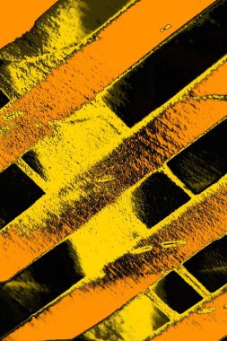 Kırmızı sarı ve siyah renkli kirli duvar, desenli arka plan.