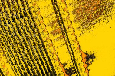 Kırmızı sarı ve siyah renkli kirli duvar, desenli arka plan. 