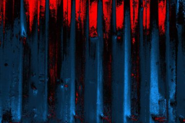 Oluklu metal levha çit görevi görüyor, dikey çizgilere yatay görünüm