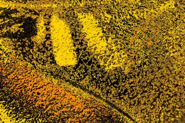 Kırmızı sarı ve siyah renkli kirli duvar, desenli arka plan.