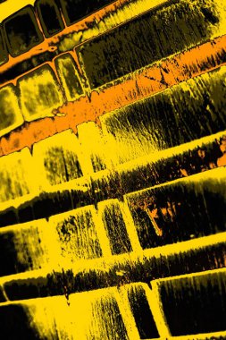 Kırmızı sarı ve siyah renkli kirli duvar, desenli arka plan.