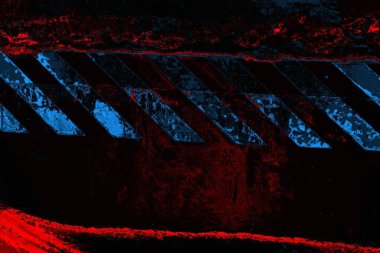 Beton duvar, sarı arka planda siyah çizgiler.