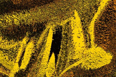 Kırmızı sarı ve siyah renkli kirli duvar, desenli arka plan.