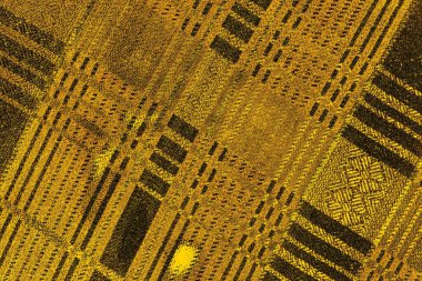 Kırmızı sarı ve siyah renkli kirli duvar, desenli arka plan.