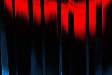 Oluklu metal levha çit görevi görüyor, dikey çizgilere yatay görünüm