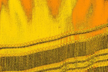 Kırmızı sarı ve siyah renkli kirli duvar, desenli arka plan.