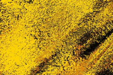 Kırmızı sarı ve siyah renkli kirli duvar, desenli arka plan.