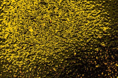 Kırmızı sarı ve siyah renkli kirli duvar, desenli arka plan.