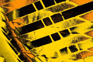 Kırmızı sarı ve siyah renkli kirli duvar, desenli arka plan.