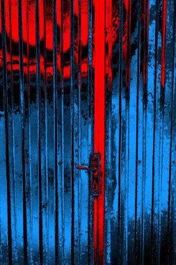 Boyalı ve kıvrımlı metal levhalar çit görevi görür, dikey çizgilere yatay görünüm