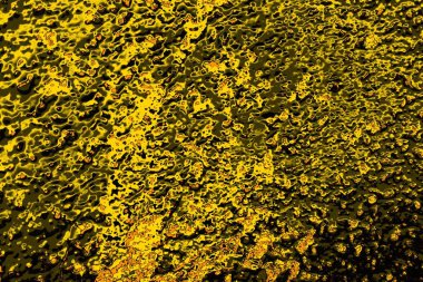 Kırmızı sarı ve siyah renkli kirli duvar, desenli arka plan.