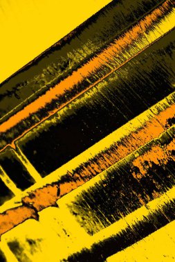 Kırmızı sarı ve siyah renkli kirli duvar, desenli arka plan.