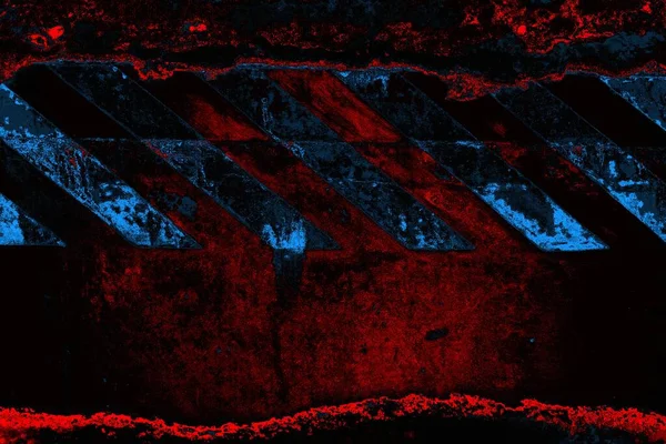 Beton duvar, sarı arka planda siyah çizgiler.