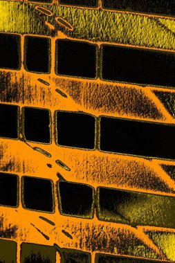 Kırmızı sarı ve siyah renkli kirli duvar, desenli arka plan.