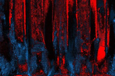 Oluklu metal levha çit görevi görüyor, dikey çizgilere yatay görünüm