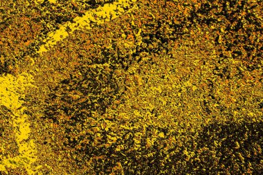 Kırmızı sarı ve siyah renkli kirli duvar, desenli arka plan.