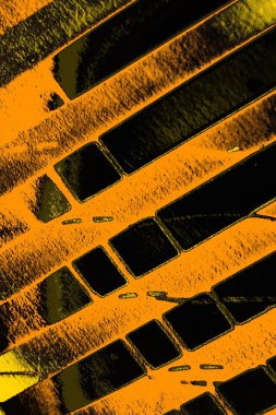 Kırmızı sarı ve siyah renkli kirli duvar, desenli arka plan.