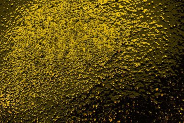 Kırmızı sarı ve siyah renkli kirli duvar, desenli arka plan.