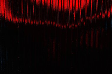 Boyalı ve kıvrımlı metal levhalar çit görevi görür, dikey çizgilere yatay görünüm