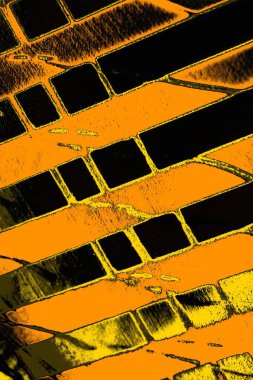 Kırmızı sarı ve siyah renkli kirli duvar, desenli arka plan.