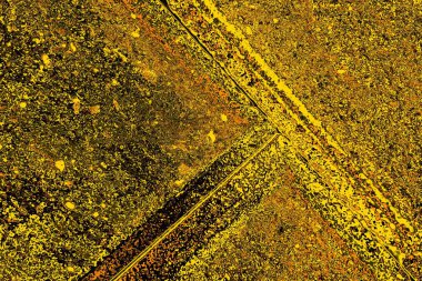 Kırmızı sarı ve siyah renkli kirli duvar, desenli arka plan.