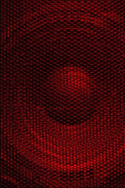 Koruyucu ızgarası olan güçlü bir hoparlör..