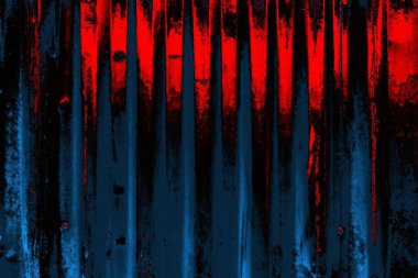 Oluklu metal levha çit görevi görüyor, dikey çizgilere yatay görünüm