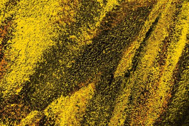 Kırmızı sarı ve siyah renkli kirli duvar, desenli arka plan.