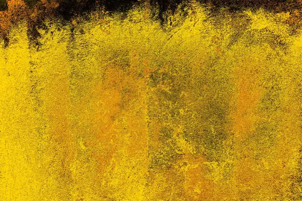 Kırmızı sarı ve siyah renkli kirli duvar, desenli arka plan.