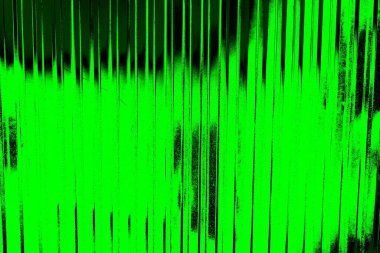 Boyalı ve kıvrımlı metal levhalar çit görevi görür, dikey çizgilere yatay görünüm