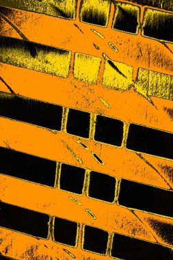 Kırmızı sarı ve siyah renkli kirli duvar, desenli arka plan.